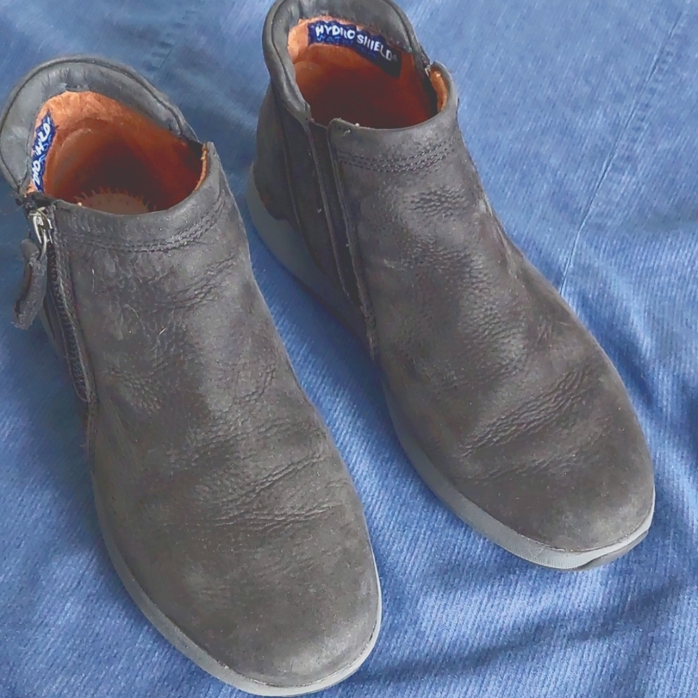 Cobb Hill Waterproof black leather ankle boots  6.5M